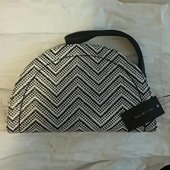 Uniquely rounded clutch - Picture 2 of 4