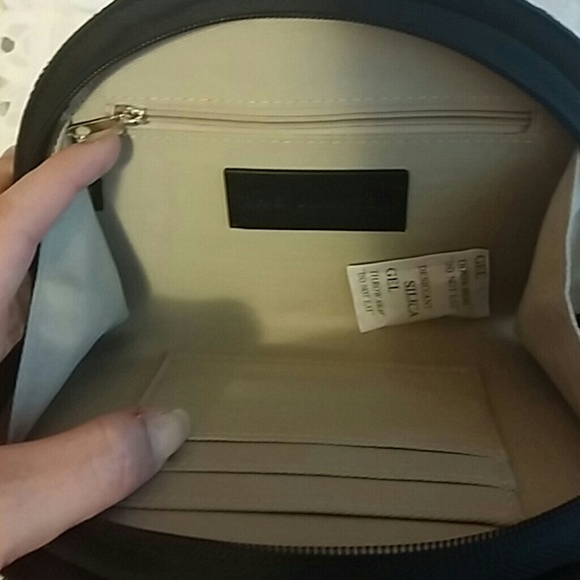 Uniquely rounded clutch - Picture 3 of 4