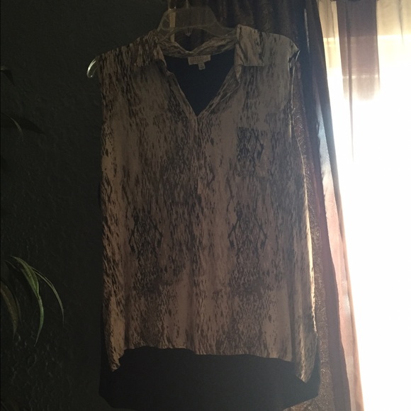 Sleeveless ,Black and white,collared shirt