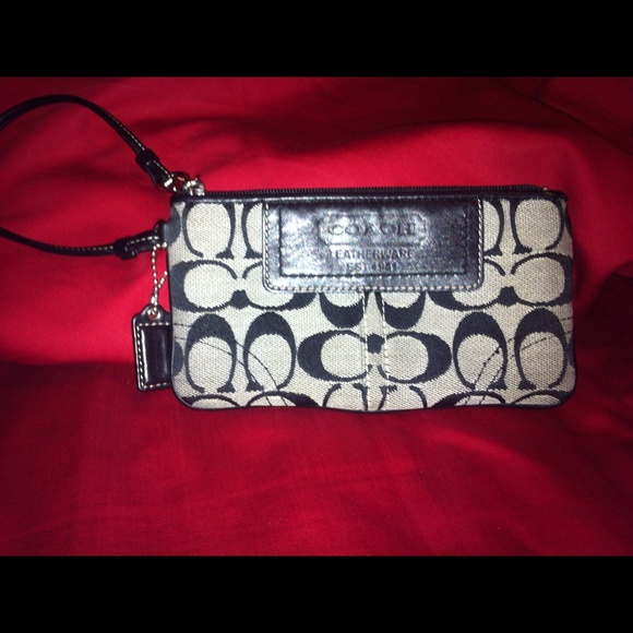 Authentic Coach Wristlet *NWOT* - Picture 1 of 4