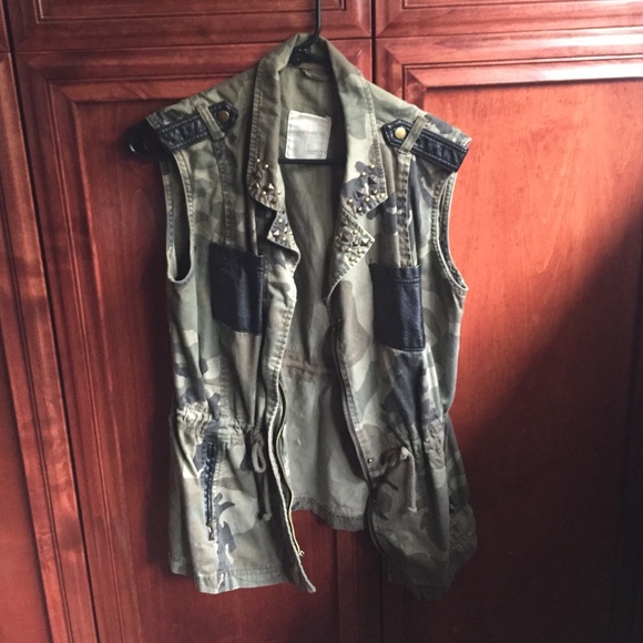 Urban Outfitters L Camo Vest