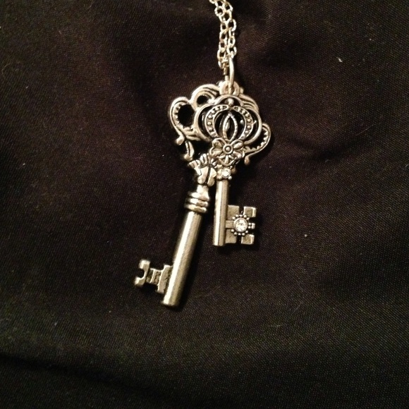 Key with diamonds long necklace