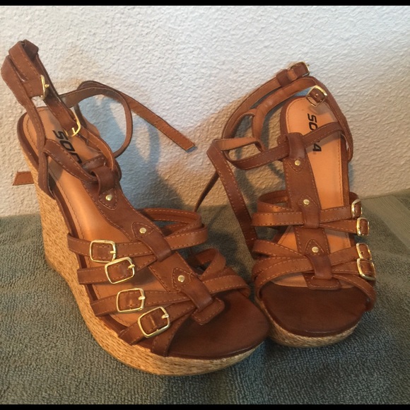 Size 8 soda sandals. Very cute with straps.