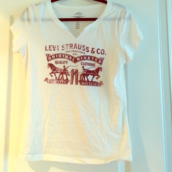 Adorable white Levi's Tshirt