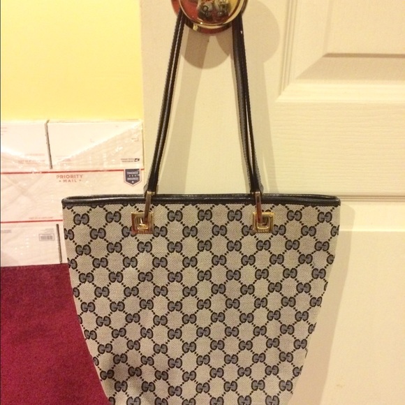 ⛔️SOLD⛔️ Gucci Tote! - Picture 2 of 2
