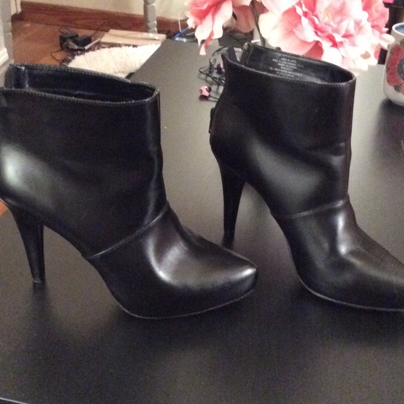 Elle black patent leather bootie
