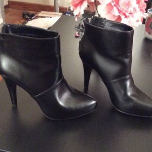 Elle black patent leather bootie