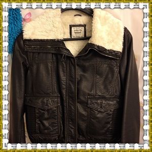 LEVI'S JACKET w/LINING😄😄