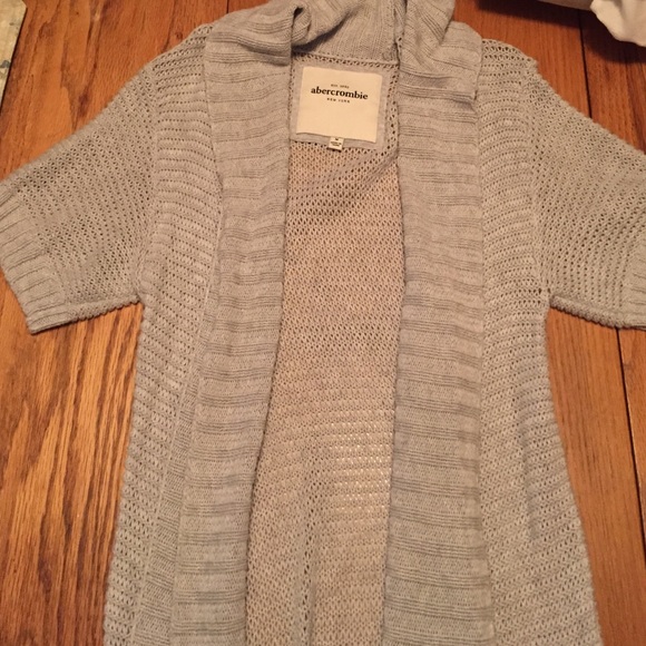 Short sleeve sweater.