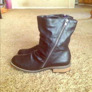 Black Boots with cute zipper