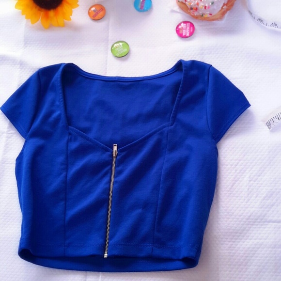 Crop top: SOLD - Picture 2 of 3