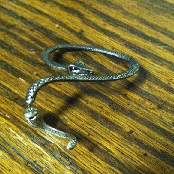 Snake earing! - Picture 2 of 3