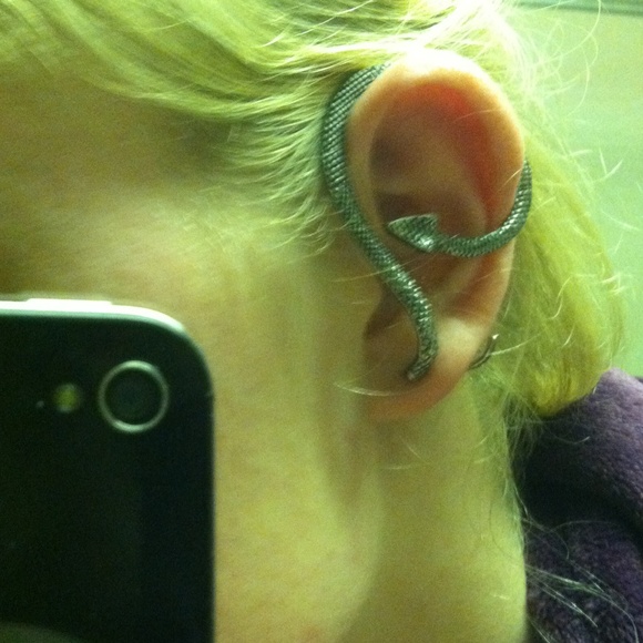 Snake earing! - Picture 3 of 3