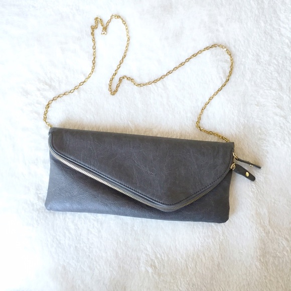 Charcoal clutch with a chain
