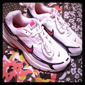 Nwot women's nike initiator running shoes!!