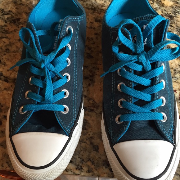 Converse sneakers size 7 blue