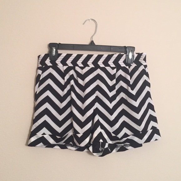🚫SOLD IN BUNDLE🚫 Chevron shorts