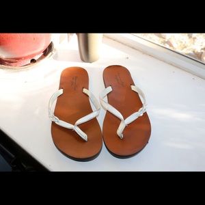 A cute white pair of american Eagle flip flops!