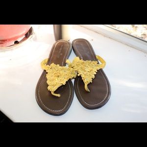 Super fun flower flip flops!🌼