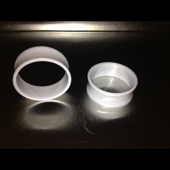 One inch (25mm) white tunnels. One inch gauges.