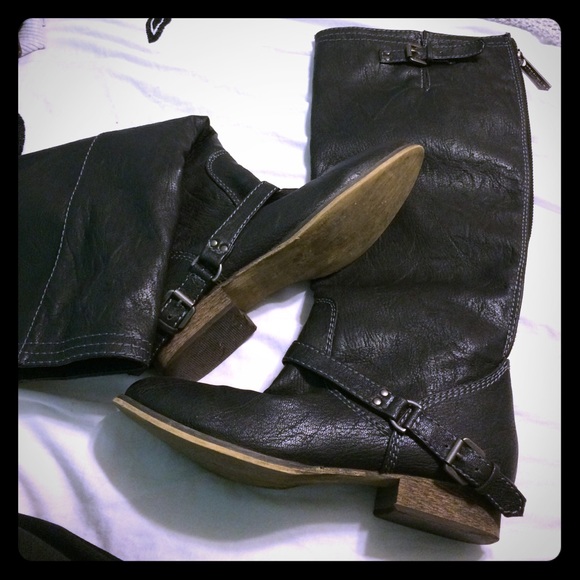 Black riding boots !