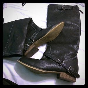 Black riding boots !