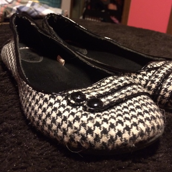 Do not buy! Reserved. NWOT!! Houndstooth flats!