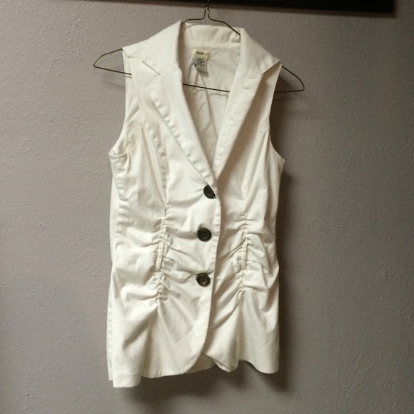 Cute white sleeveless dress shirt
