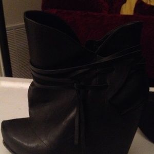 Black boots in good condition