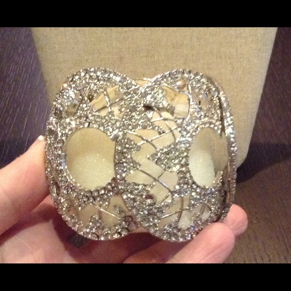 Beautiful Rhinestone Elastic Bracelet - Picture 2 of 4