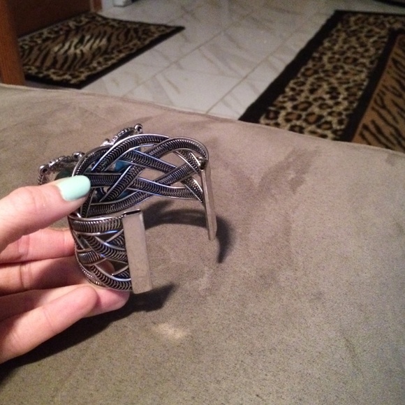 Butterfly cuff - Picture 2 of 2