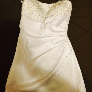 White strapless dress with beating and corset back