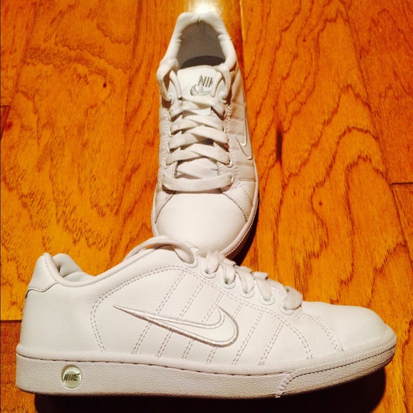 Nike Sneakers 👟👟 Gently used indoor💜💛💚