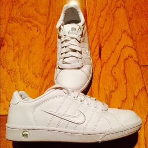 Nike Sneakers 👟👟 Gently used indoor💜💛💚