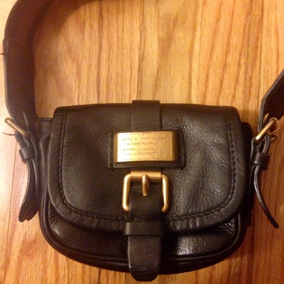Marc Jacobs Handbags - Marc Jacob leather cross over