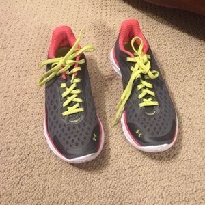 Under Armor spine tennis shoes