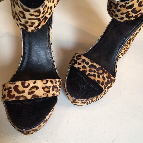 • SOLD • Pony Hair Leopard Wedge Sandals 😎 - Picture 4 of 4
