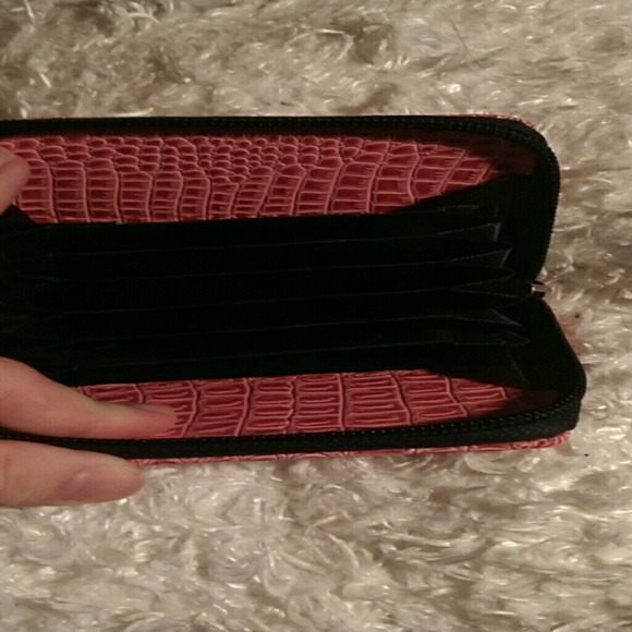 A zip around wallet - Picture 2 of 3