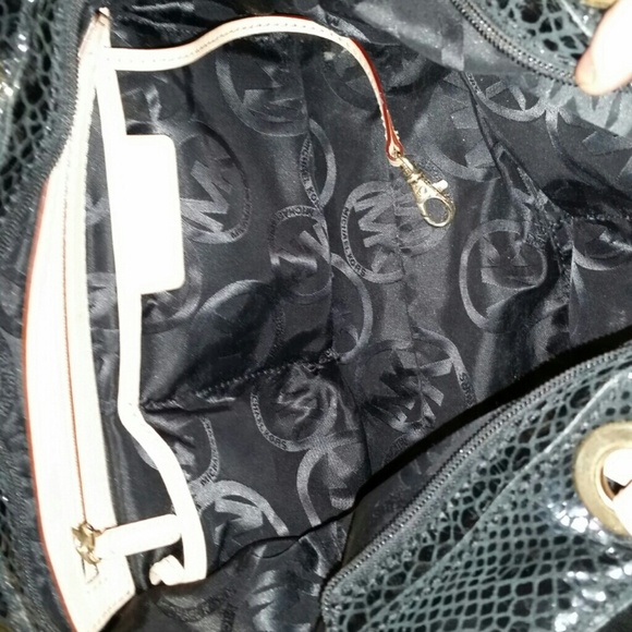 Michael Kors Snake skin purse - Picture 4 of 4