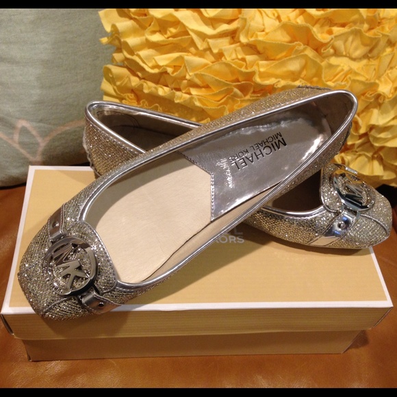 🚫SOLD🚫NWT Adorable silver sparkles Michael kors