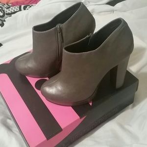 !!!!! SALE!!!!!! Micheal Antonio grey booties