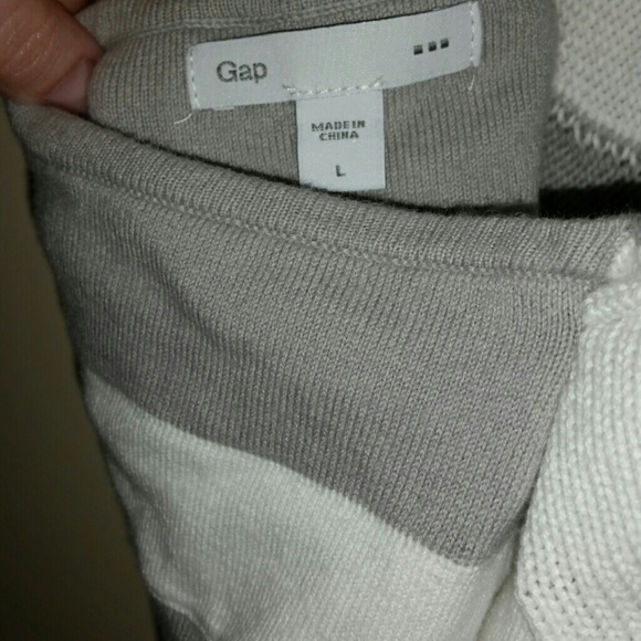 SOLD Gap halter style top. Gray and white sz L - Picture 3 of 4