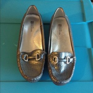 Silver Metallic White Mountain Flats 9 Wide