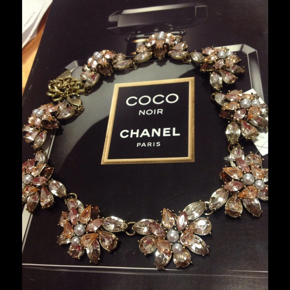 Cluster flower statement necklace - pale pink/gold