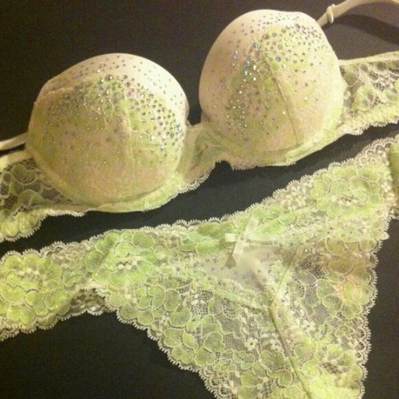 Victoria's Secret Accessories - NWT! RARE VS Embellished Dream Angel bra 34DD!