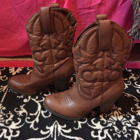 Forever 21 Cowboy boots!👢 Size 8, only wore once! - Picture 3 of 3