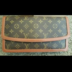 FLASH SALE!!!!!Authentic Louis Vuitton clutch