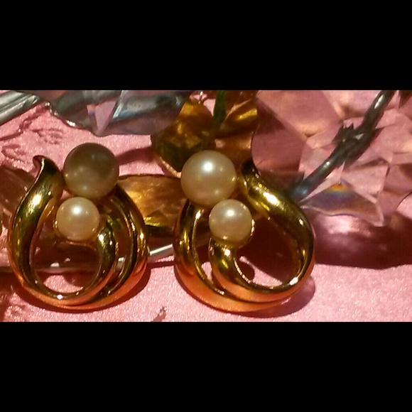 Pearl & Goldtone Vintage Pierced Earrings EUC