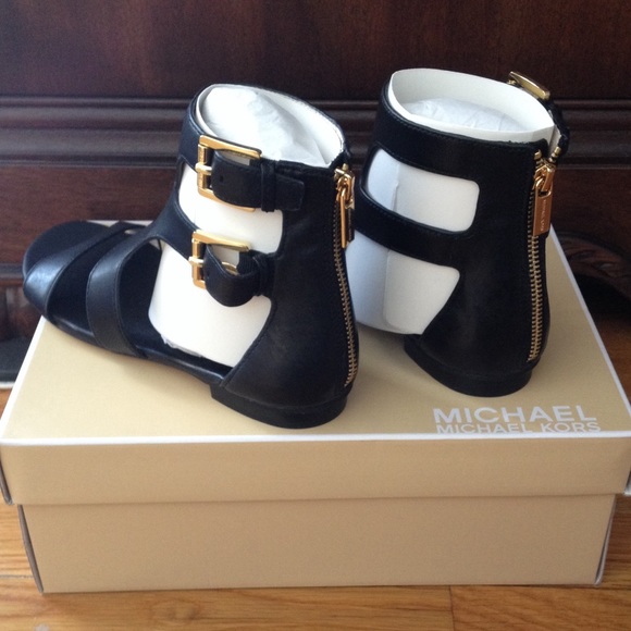 ❌SOLD on EBay ❌🎉 Michael KORS sandals 🎉 - Picture 2 of 4