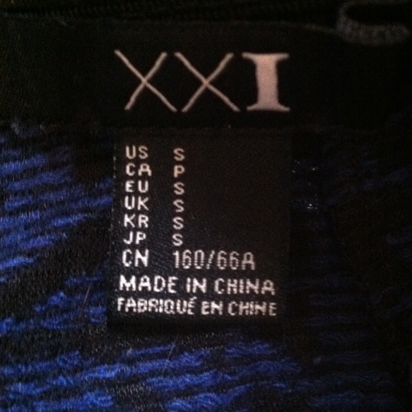 Blue and black shirt with a rose design - Picture 2 of 2